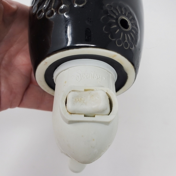SCENTSY MINI PLUG IN WARMER BLACK SHASTA DAISY RETIRED - Picture 7 of 13